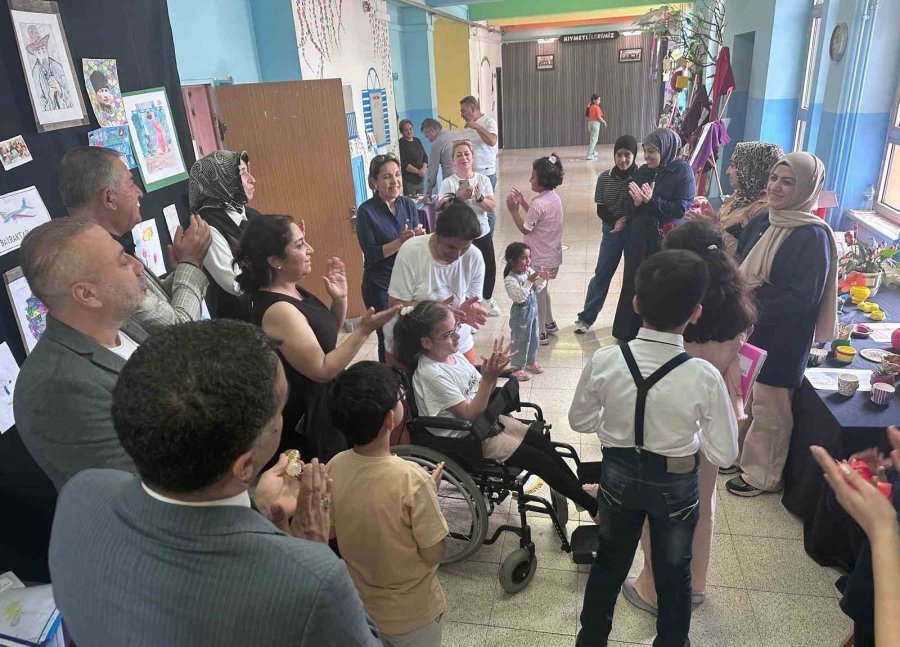 ’aynı Gökyüzünün Farklı Yıldızlarıyız’ Sergisi Büyük Beğeni Topladı