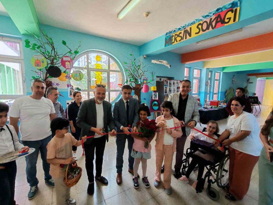 ’aynı Gökyüzünün Farklı Yıldızlarıyız’ Sergisi Büyük Beğeni Topladı