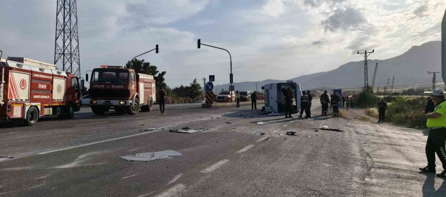 Mersin’de Öğrenci Servisi Devrildi: 17 Yaralı