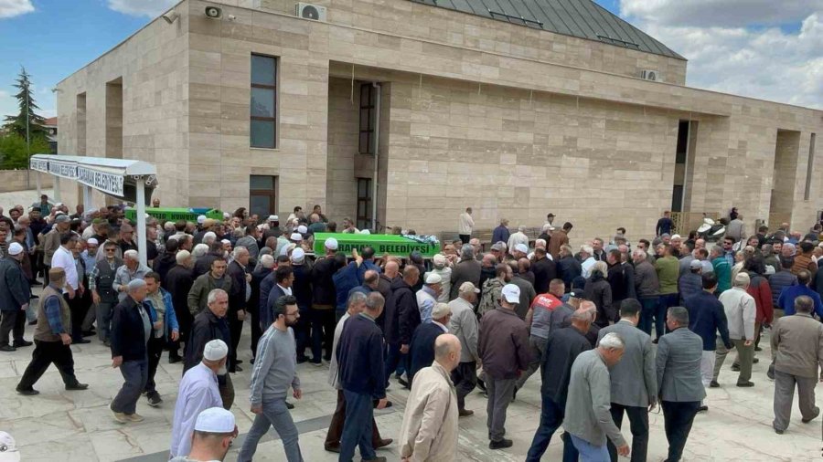Mersin’deki Kazada Ölen Anne Ve Kızı Karaman’da Son Yolculuğuna Uğurlandı