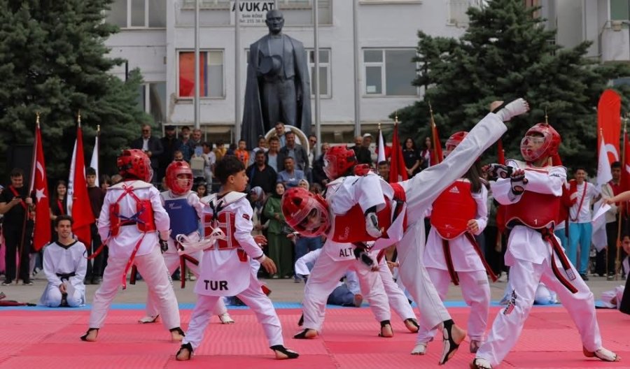 Aksaray’da 19 Mayıs Coşkuyla Kutlandı