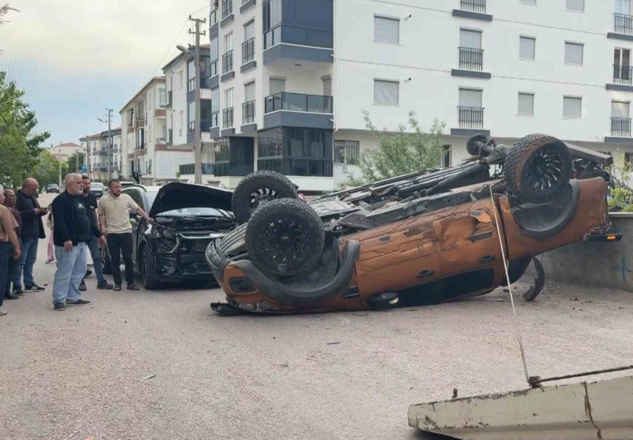 Pikap İle Suv Aracın Çarpıştığı Kazada Faciadan Dönüldü: 1 Yaralı