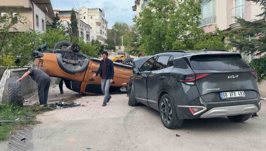 Pikap İle Suv Aracın Çarpıştığı Kazada Faciadan Dönüldü: 1 Yaralı