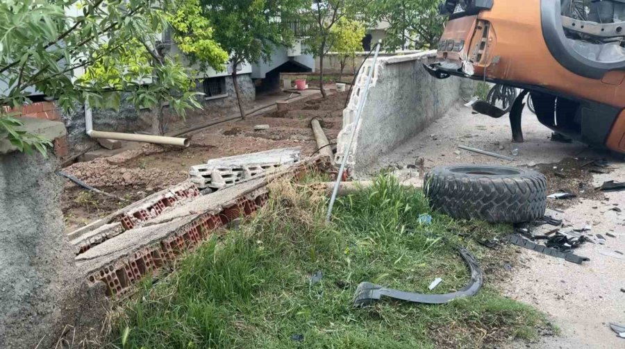 Pikap İle Suv Aracın Çarpıştığı Kazada Faciadan Dönüldü: 1 Yaralı