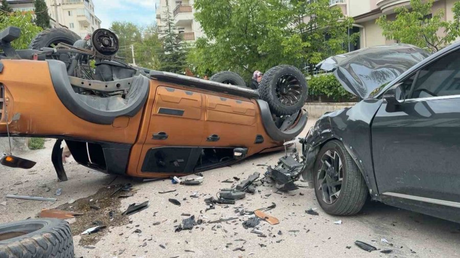 Pikap İle Suv Aracın Çarpıştığı Kazada Faciadan Dönüldü: 1 Yaralı