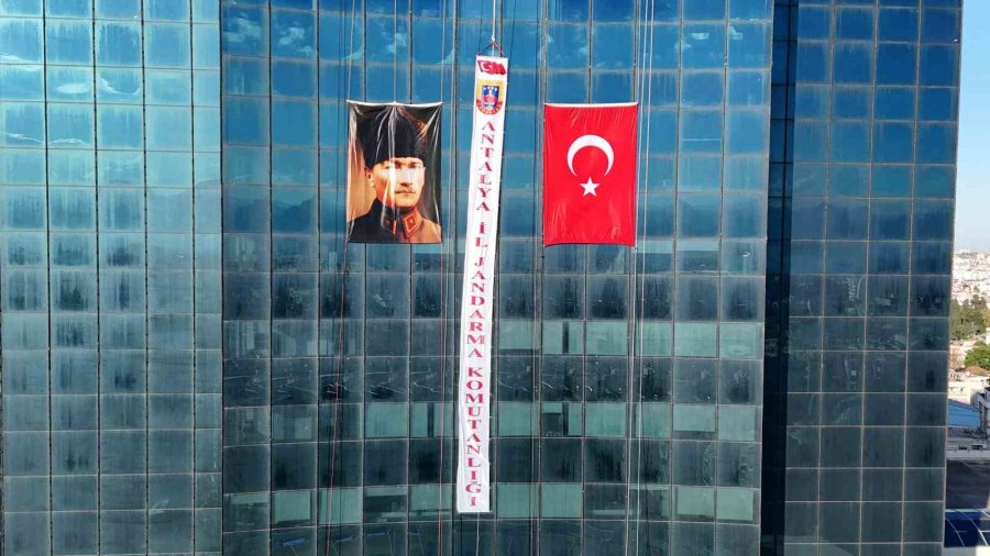 Antalya’da Jak Timi, Halatla Sarktıkları 64 Metre Yükseklikte Türk Bayrağı Açtı