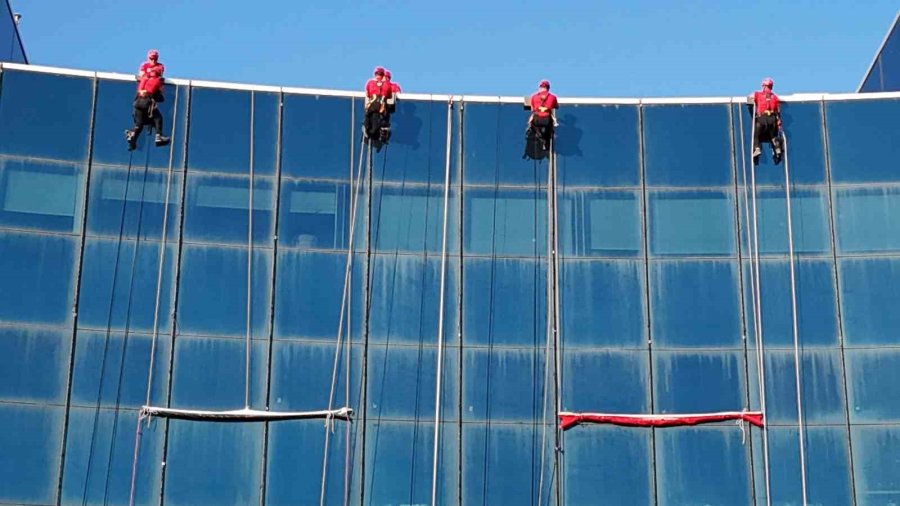 Antalya’da Jak Timi, Halatla Sarktıkları 64 Metre Yükseklikte Türk Bayrağı Açtı