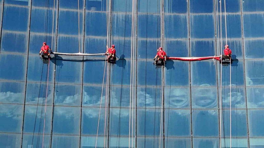 Antalya’da Jak Timi, Halatla Sarktıkları 64 Metre Yükseklikte Türk Bayrağı Açtı