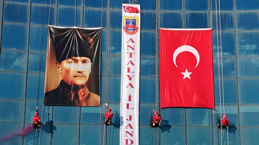 Antalya’da Jak Timi, Halatla Sarktıkları 64 Metre Yükseklikte Türk Bayrağı Açtı