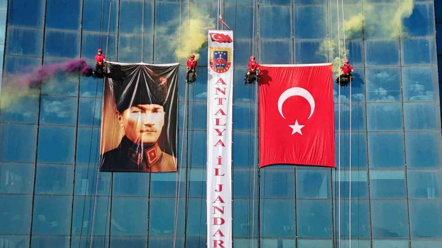 Antalya’da Jak Timi, Halatla Sarktıkları 64 Metre Yükseklikte Türk Bayrağı Açtı