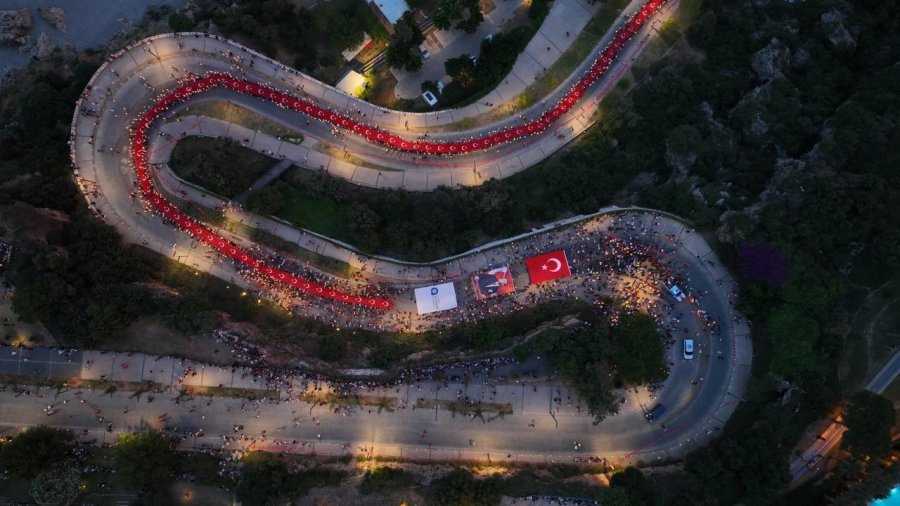 Antalya’da 400 Metrelik Türk Bayrağıyla Fener Alayı