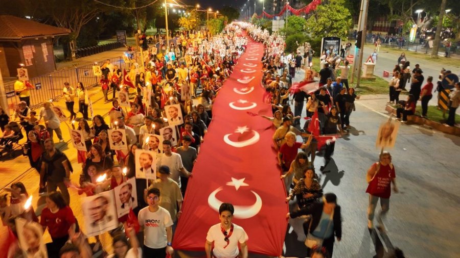 Antalya’da 400 Metrelik Türk Bayrağıyla Fener Alayı