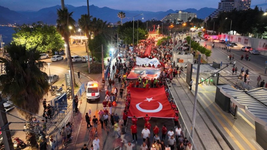 Antalya’da 400 Metrelik Türk Bayrağıyla Fener Alayı