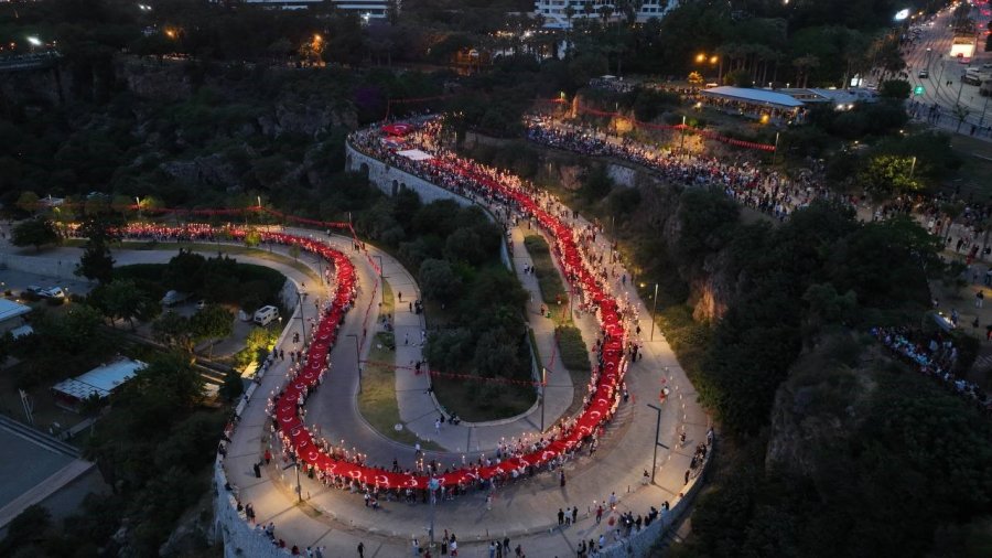 Antalya’da 400 Metrelik Türk Bayrağıyla Fener Alayı
