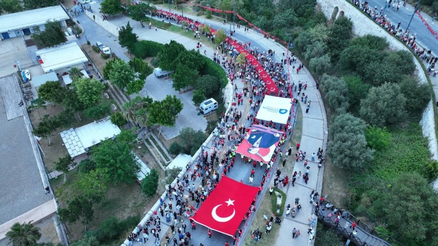 Antalya’da 400 Metrelik Türk Bayrağıyla Fener Alayı