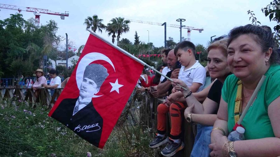 Antalya’da 400 Metrelik Türk Bayrağıyla Fener Alayı