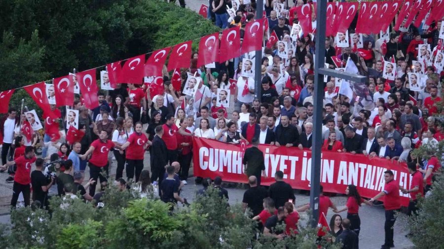 Antalya’da 400 Metrelik Türk Bayrağıyla Fener Alayı
