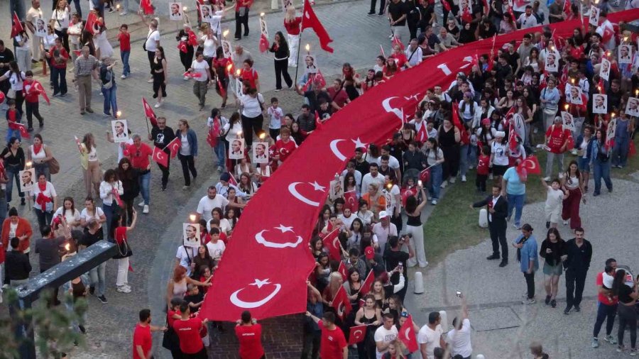 Antalya’da 400 Metrelik Türk Bayrağıyla Fener Alayı