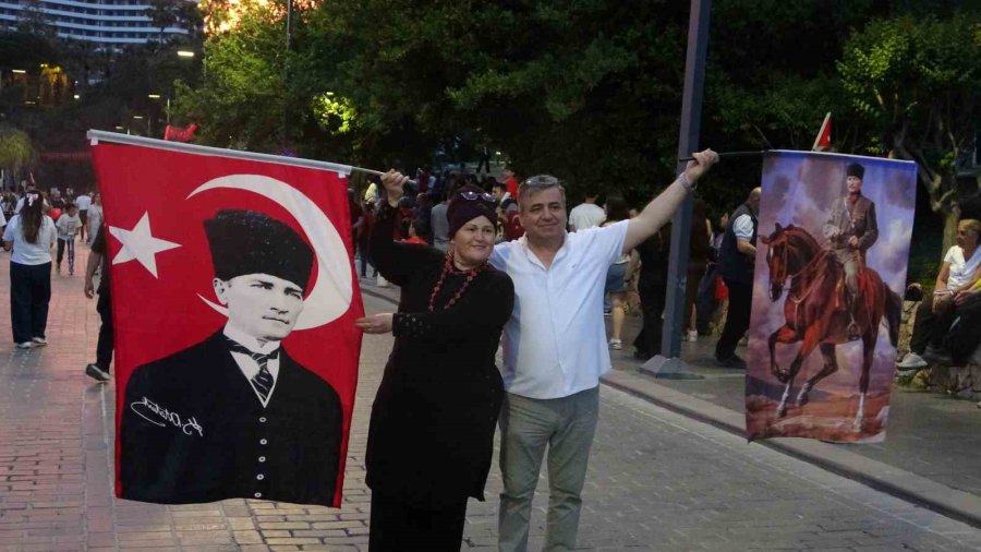 Antalya’da 400 Metrelik Türk Bayrağıyla Fener Alayı