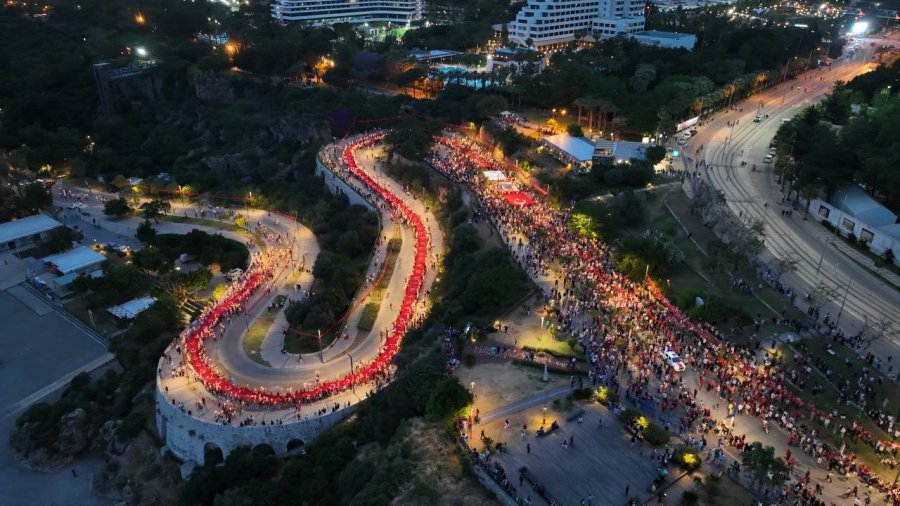 Antalya’da 400 Metrelik Türk Bayrağıyla Fener Alayı