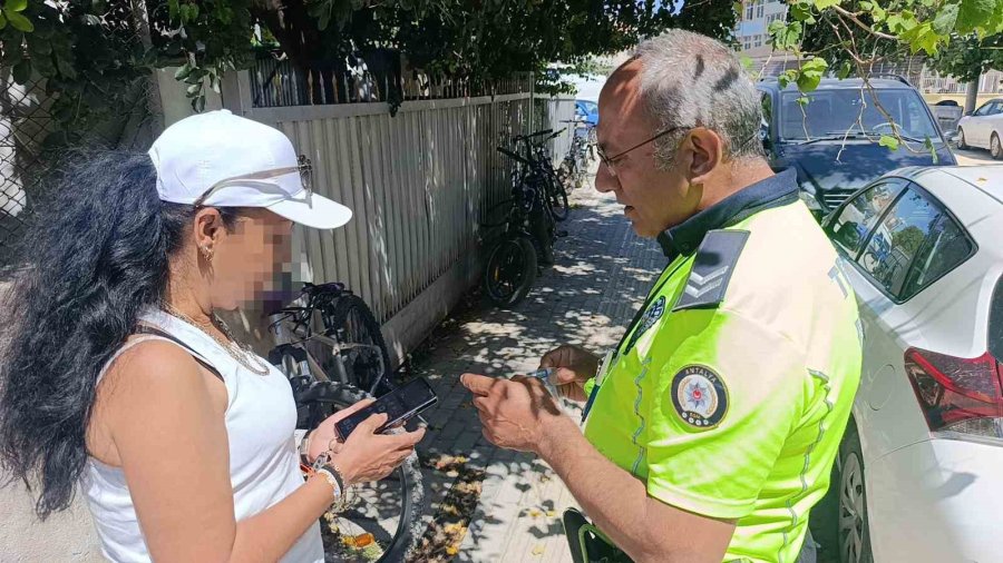 Aracın Camına ’basın’ Yazdı, Evrakta Sahtecilikten İşlem Yapıldı