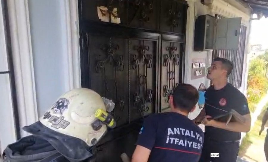 Müstakil Evdeki Yangını Vatandaşlar Ve İtfaiye Söndürdü