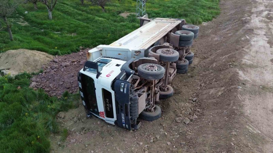Toprak Yüklü Kamyon Şarampole Devrildi: 1 Yaralı