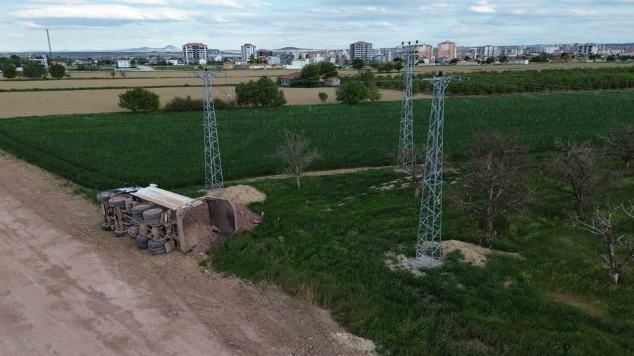 Toprak Yüklü Kamyon Şarampole Devrildi: 1 Yaralı