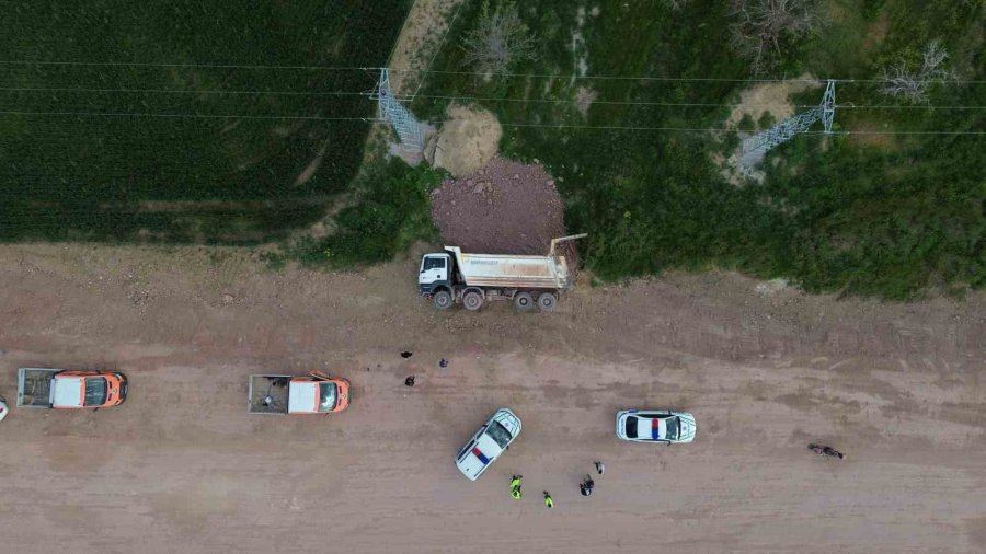 Toprak Yüklü Kamyon Şarampole Devrildi: 1 Yaralı