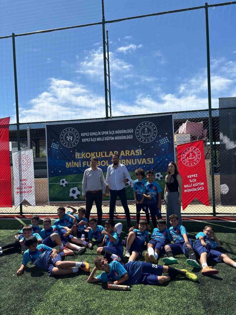 Kepez’de İlkokullar Arası Futbol Turnuvasının Şampiyonu Cengiz Topel İlkokulu Oldu