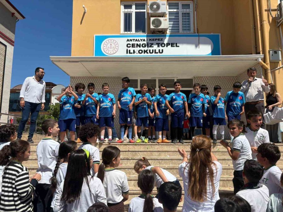 Kepez’de İlkokullar Arası Futbol Turnuvasının Şampiyonu Cengiz Topel İlkokulu Oldu