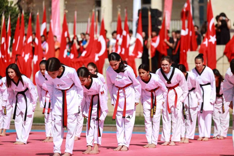 Mersin’de Gençlik Bayramı Renkli Gösterilerle Kutlandı
