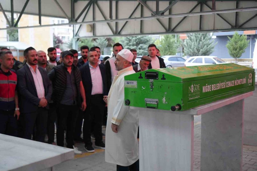 Mersin’de Öldürülen Tır Şoförü Niğde’de Toprağa Verildi