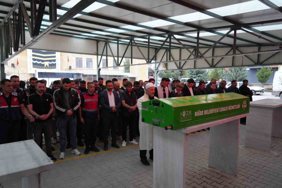 Mersin’de Öldürülen Tır Şoförü Niğde’de Toprağa Verildi