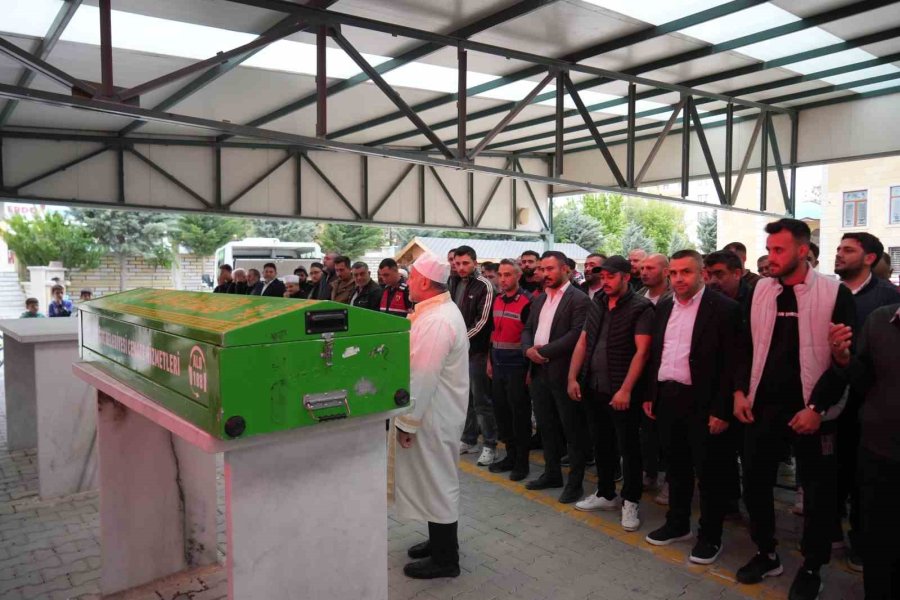 Mersin’de Öldürülen Tır Şoförü Niğde’de Toprağa Verildi