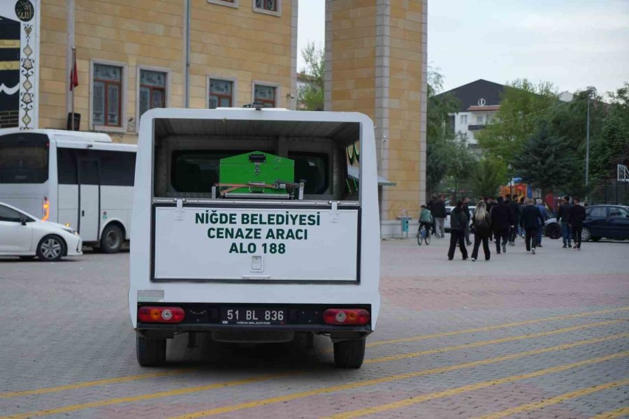 Mersin’de Öldürülen Tır Şoförü Niğde’de Toprağa Verildi