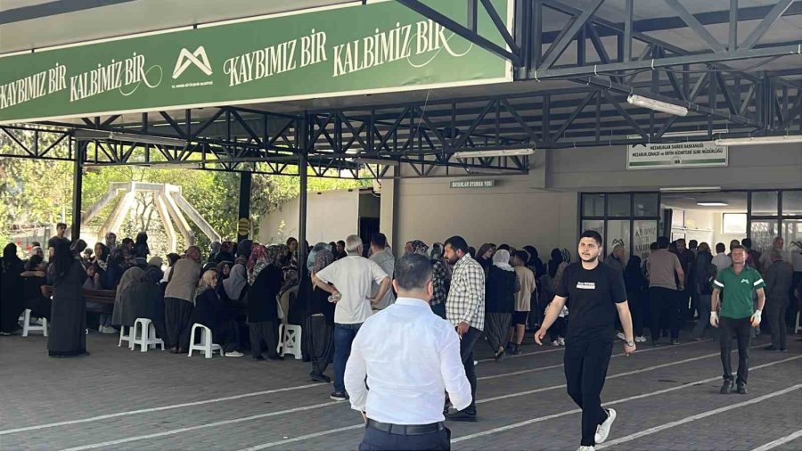 Mersin’deki Vahşette Hayatını Kaybedenler Son Yolculuğuna Uğurlanıyor