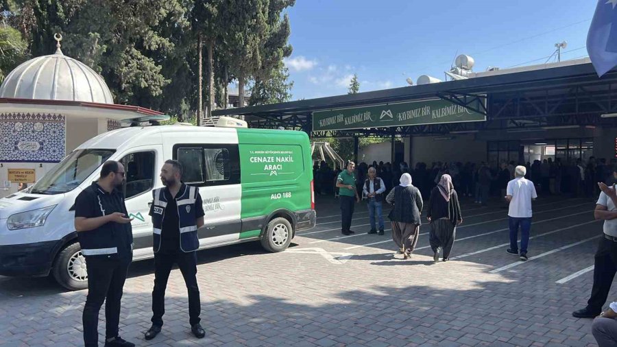 Mersin’deki Vahşette Hayatını Kaybedenler Son Yolculuğuna Uğurlanıyor