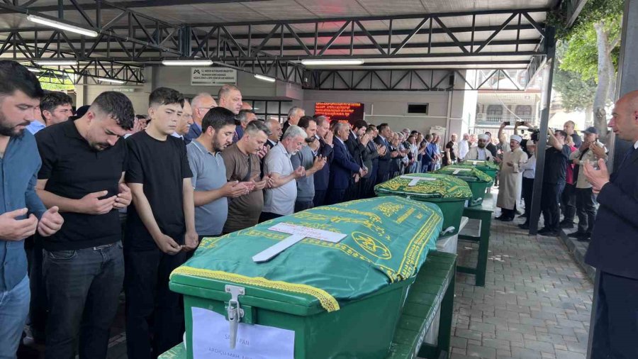 Mersin’deki Vahşette Hayatını Kaybedenlerin Cenaze Namazı Kılındı
