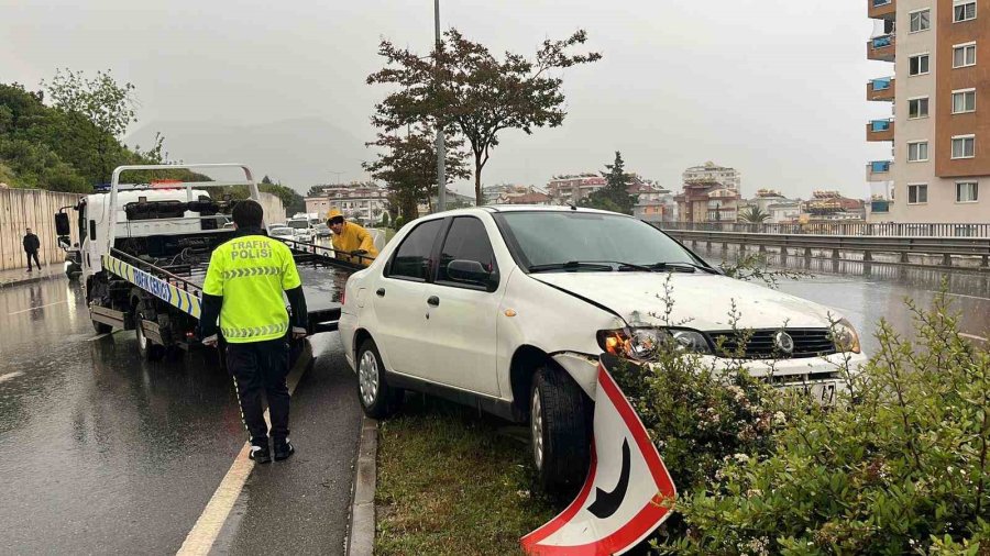 Alanya’da Kontrolden Çıkan Otomobil Refüje Çıktı
