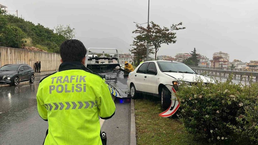Alanya’da Kontrolden Çıkan Otomobil Refüje Çıktı