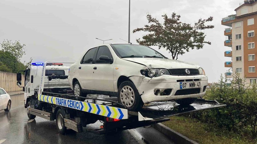 Alanya’da Kontrolden Çıkan Otomobil Refüje Çıktı