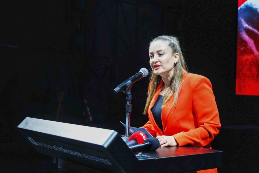 Büşra Özdemir: "atatürk’ün Samsun’da Yaktığı Meşale Gençliğin Gözlerinde Parıldıyor"
