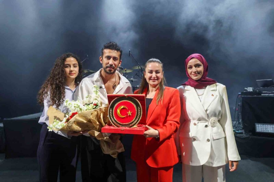Büşra Özdemir: "atatürk’ün Samsun’da Yaktığı Meşale Gençliğin Gözlerinde Parıldıyor"