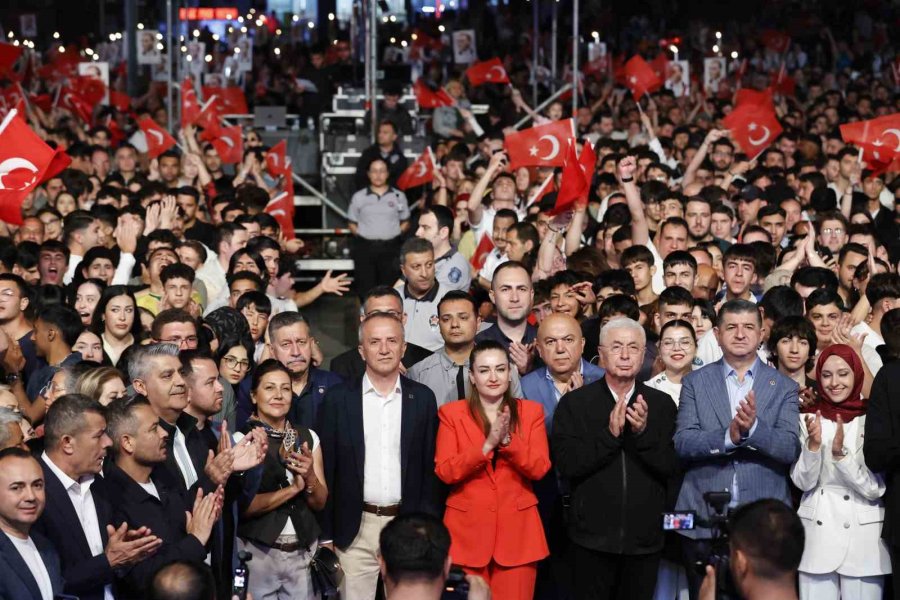 Büşra Özdemir: "atatürk’ün Samsun’da Yaktığı Meşale Gençliğin Gözlerinde Parıldıyor"