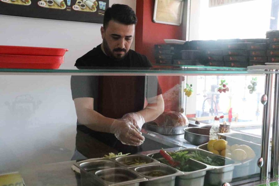 "psikolojim Bozuk" Deyip Dükkanı Açmadı, Cama Astığı Yazıyla Dikkat Çekti