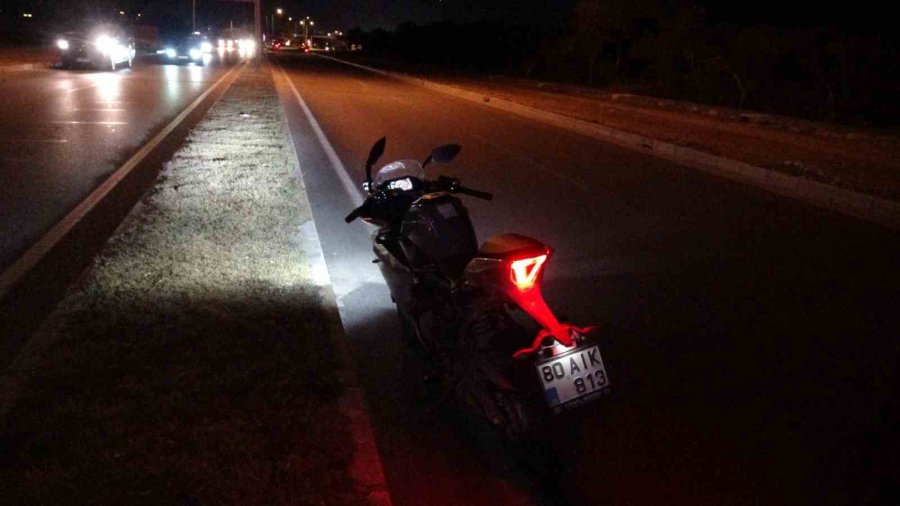 Virajı Alamayan Motosiklet Refüje Çarptı: 18 Yaşındaki Genç Hayatını Kaybetti