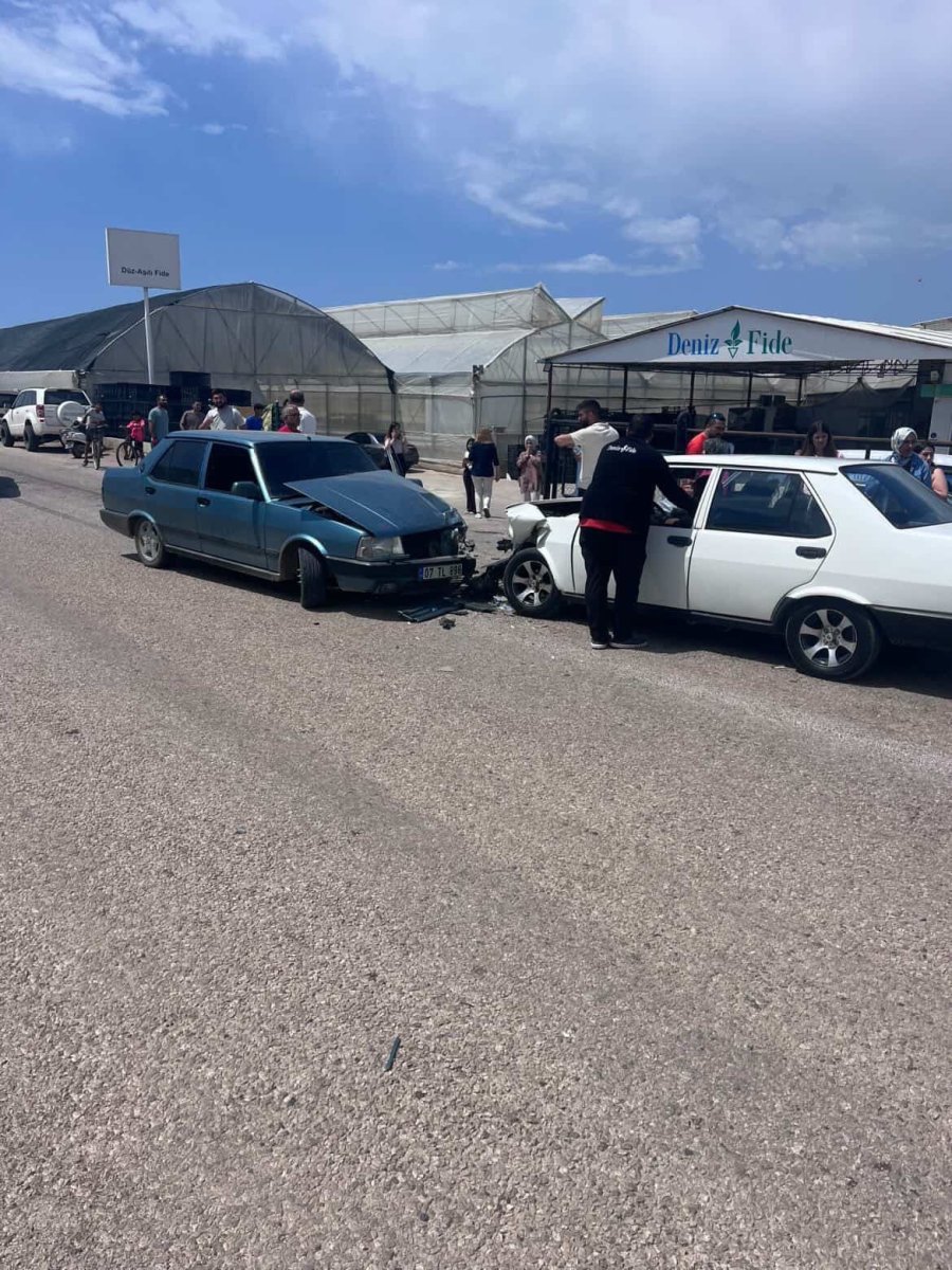 Antalya’da İki Tofaş Kafa Kafaya Çarpıştı: 4 Yaralı