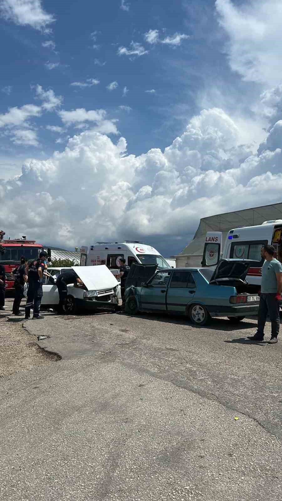 Antalya’da İki Tofaş Kafa Kafaya Çarpıştı: 4 Yaralı