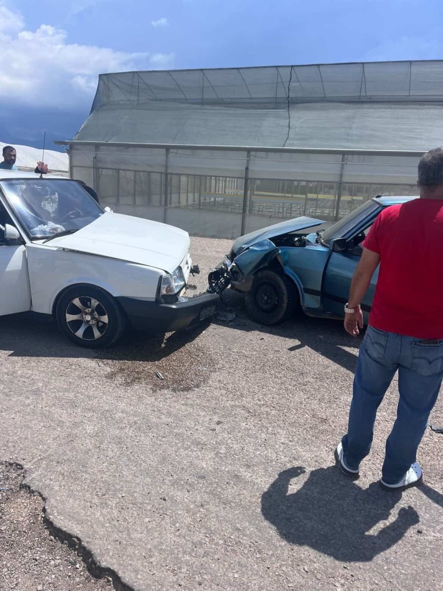 Antalya’da İki Tofaş Kafa Kafaya Çarpıştı: 4 Yaralı